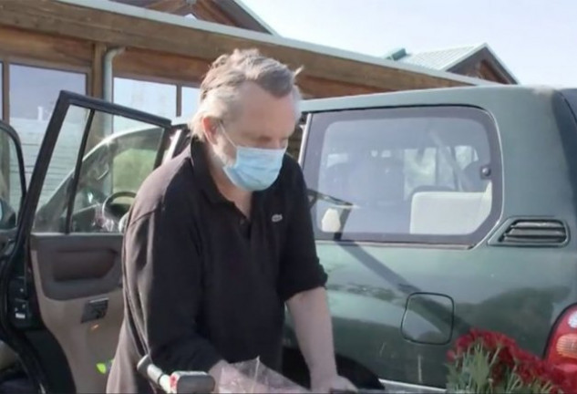 Miguel Bosé saliendo del supermercado con la mascarilla quirúrgica.