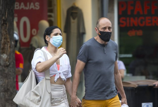 La pareja paseó cogida de la mano por Madrid.