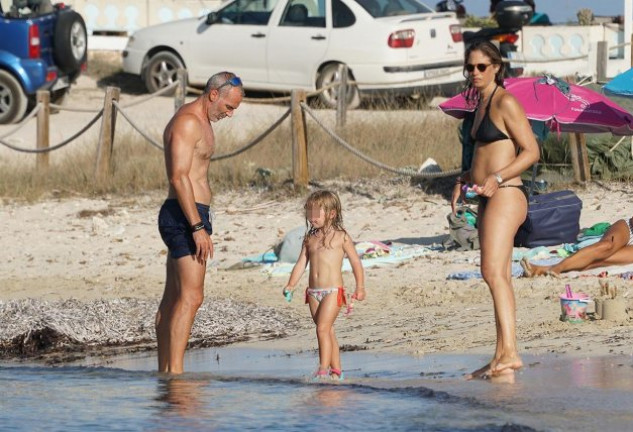 Martina y Álex son unos padrazos, no pararon de jugar y de estar pendientes de su pequeña Érika durante la divertida jornada playera