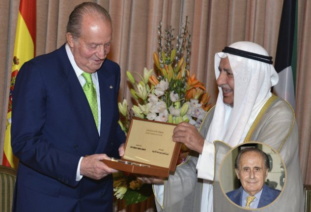 Don Juan Carlos aceptando un regalo del presidente de la Cámara de Comercio e Industrias de Kuwait.