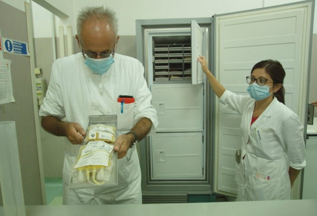 El Dr. Perotti, jefe del dept. de inmunohematología del Hospital San Matteo, en Italia, muestra unas bolsas de plasma, el nuevo "oro líquido".