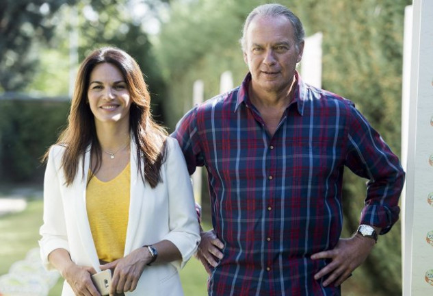 Bertín Osborne y su mujer Fabiola Martínez posando en un acto publicitario.