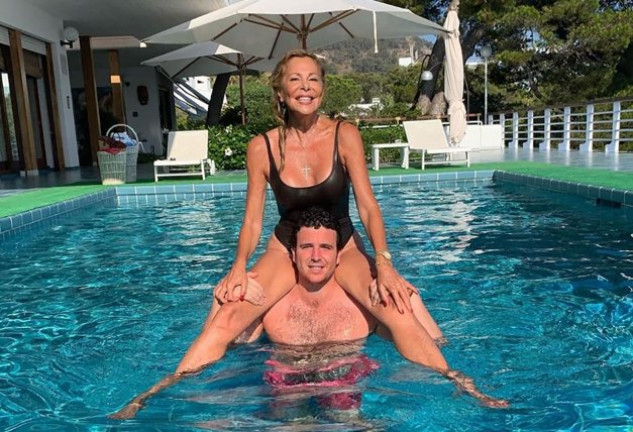Ana Obregón y su hijo Álex Lequio juntos en la piscina de su casa.