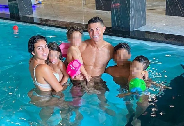 Cristiano Ronaldo con Georgina Rodríguez y sus hijos en la piscina interior de su casa.