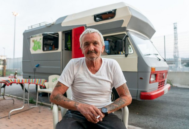 A sus 64 años, Seyferth vive precariamente en su furgoneta aparcada en el puerto de Ancona.