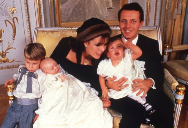Carolina y Stefano con sus tres hijos, Andrea, Carlota y el recién nacido Pierre.
