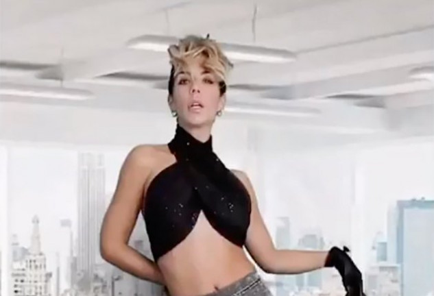 Tamara Gorro imita a JLo en el videoclip 'Pa ti'.