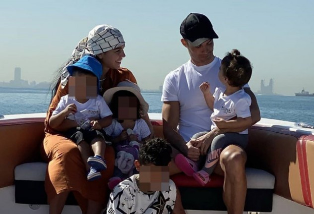 Cristiano Ronaldo y su familia a bordo de su yate.