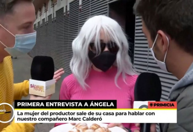 La ex mujer de Josep María Mainat, Ángela Dobrowolski, con los cruasanes para los reporteros.