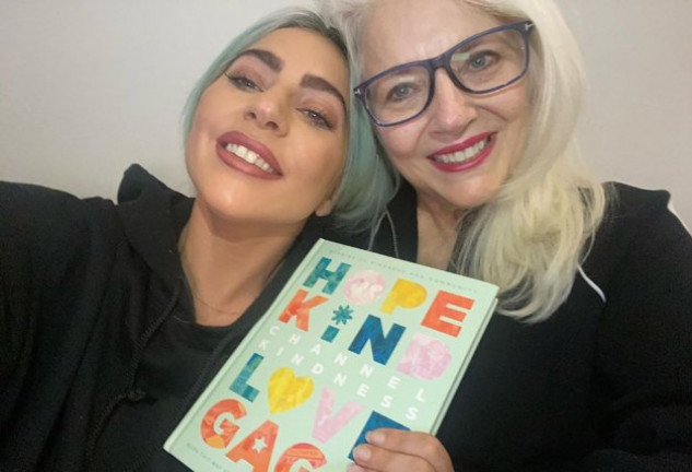 Lady Gaga y su madre, Cynthia, crearon juntas la fundación «Born This Way» y han escrito el libro «Channel Kindness» para ayudar a jóvenes con problemas de salud mental.