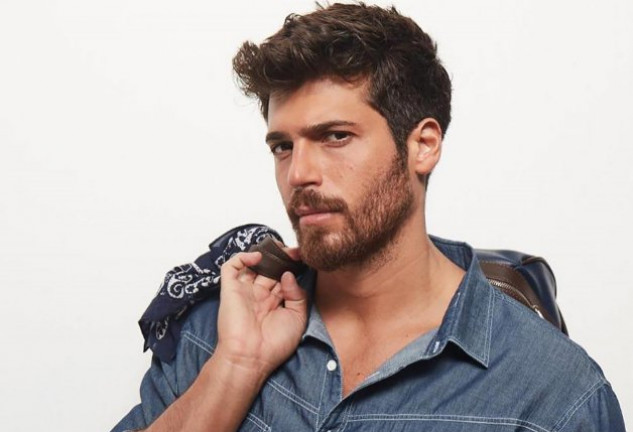 Can Yaman está promocionando su telenovela 'Erkenci Kus' en Italia.