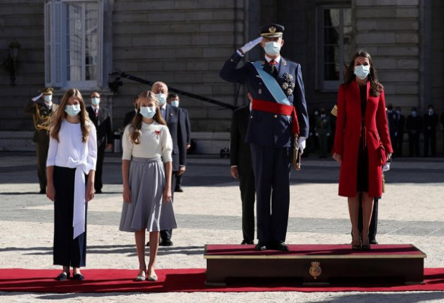 Los reyes Felipe y Letizia, junto a la princesa Leonor y la infanta Sofía durante el acto organizado con motivo del Día de la Fiesta Nacional.