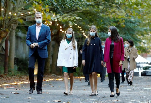 Los reyes Felipe VI y Letizia junto a sus hijas en Oviedo.