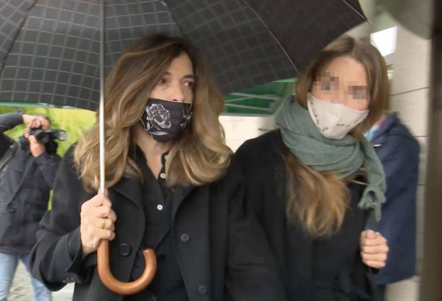 Xandra Falcó y su hija llegando al velatorio por Fernando Falcó.