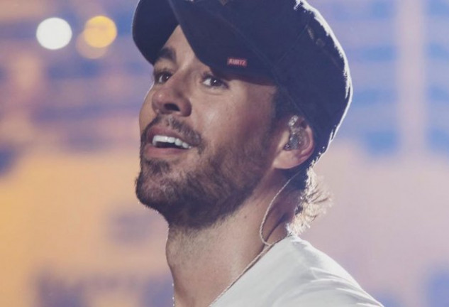 Enrique Iglesias actuando en un concierto en Rumanía.