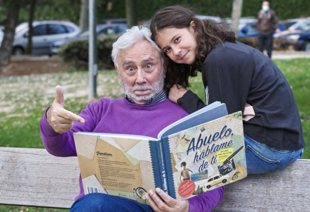 Andrés Caparrós le muestra a su nieta Manuela el libro "Abuelo, háblame de ti".