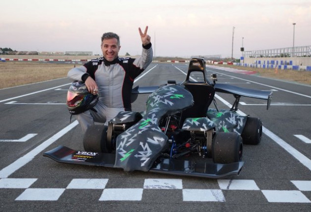 El kart eléctrico de Luis Mengual aceleró de 0 a más de 96 km por hora en unos fulgurantes 2,218 segundos. ¡Visto y no visto!