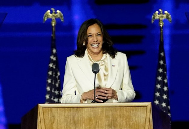 Kamala Harris pronunciando su discurso de celebración de las elecciones norteamericanas.