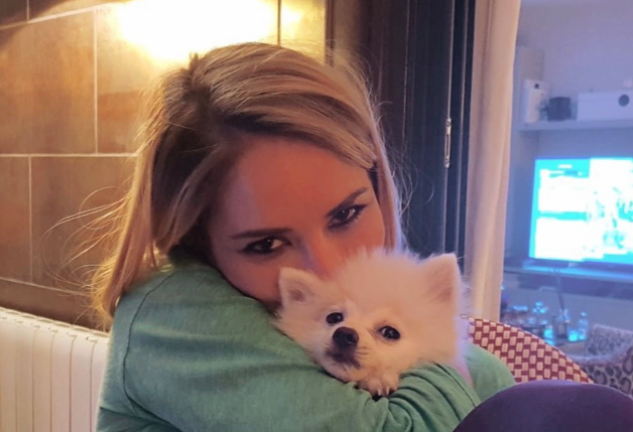 Alba Carrillo siente devoción por sus mascotas Lunes y Freshito, con el que posaba así en su Instagram