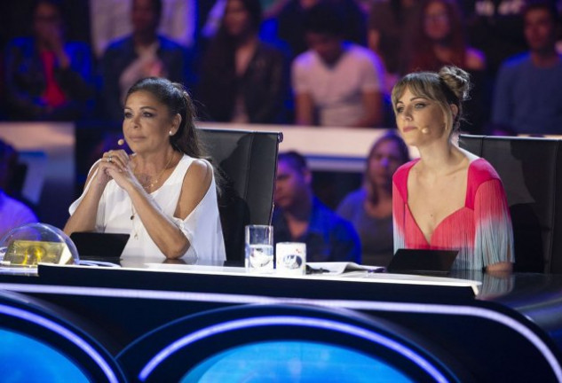 Isabel Pantoja y Edurne, concentradas en una actuación de Idol Kids.