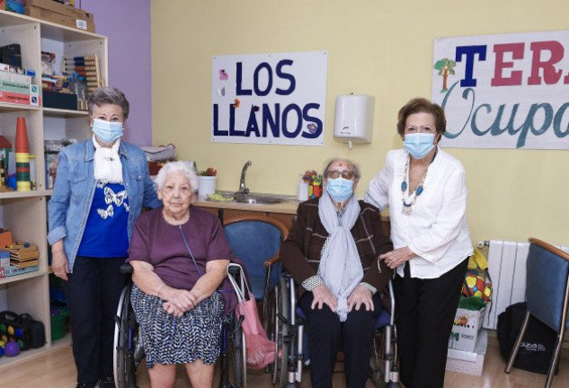 Maribel Galbeño, a la izquierda, de pie y junto a Natividad Edelia y Genoveva Jiménez (en silla de ruedas, con mascarilla) al lado de Lucía Duch.