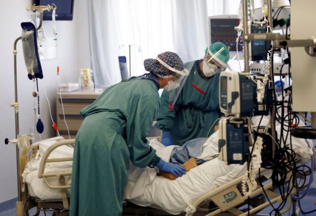 Además de la profesionalidad, todos los sanitarios saben que las mejores armas con las que pueden ayudar a los pacientes a luchar contra el COVID-19 son el cariño, la fortaleza, los ánimos y las sonrisa.