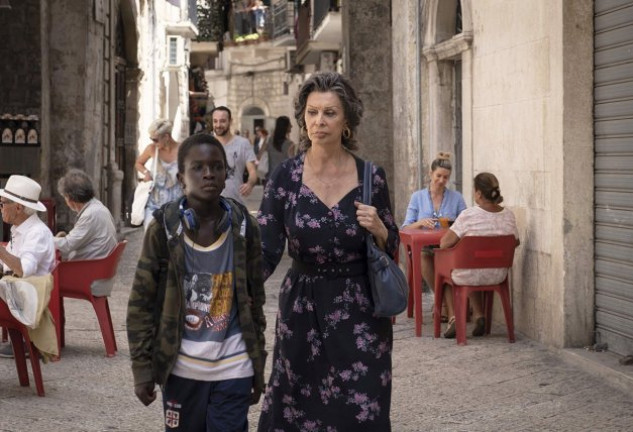 Sofía Loren junto al joven actor Ibrahima Gueye en una escena de "La vida por delante".