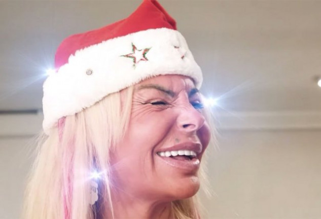 Leticia Sabater tiene una estrecha relación con Papá Noel en su nuevo videoclip.