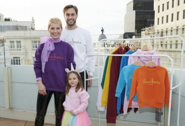 La cantante, con su pareja y su hija, en la presentación de su línea de sudaderas.