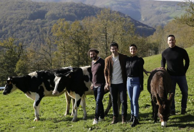 Miguel Ángel y Pablo comparten rodaje con la actriz Esmeralda Pimentel, bajo la dirección de Jesús del Cerro.