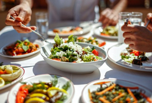 Aprende unos trucos para llenar tu mesa de platos saludables y sabrosos con menos grasa.