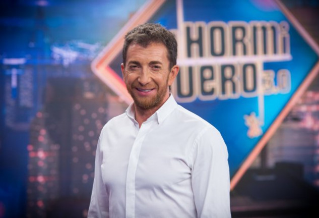 Pablo Motos en el plató de 'El hormiguero' con su clásica camisa blanca.