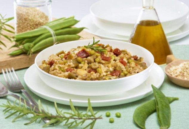 Arroz integral con habas y guisantes.