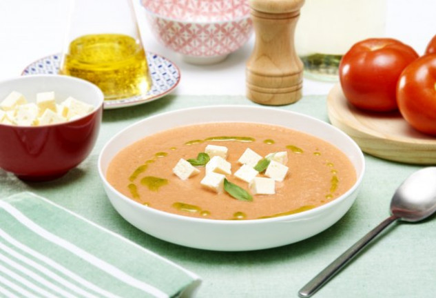 Sopa de tomate y albahaca con queso feta