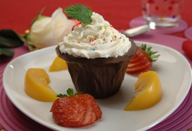 Cestitas de chocolate con nata y frutas