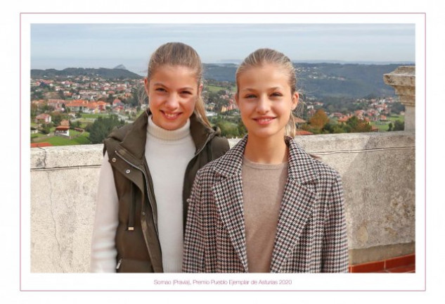 La Princesa Leonor y la Infanta Sofía posando en Somao (Asturias).