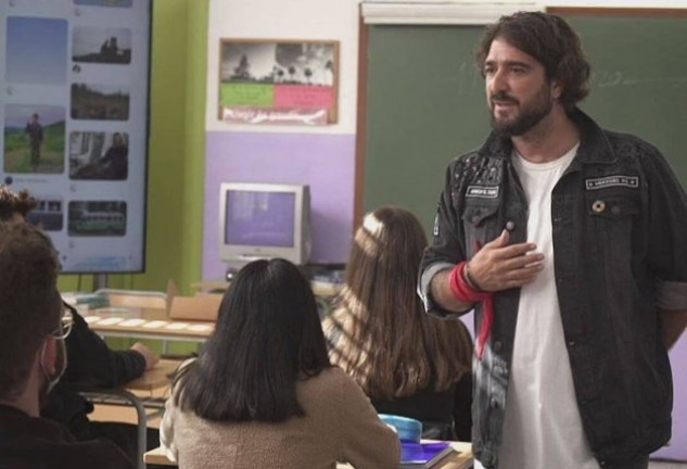 El cantante, impartiendo su clase de Filosofía.