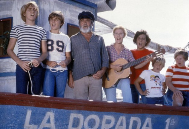 Parte del elenco de 'Verano azul' en el famoso barco de Chanquete.