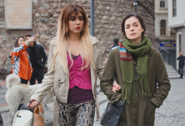 Bahar y Ceyda se apoyan mutuamente en 'Mujer'.