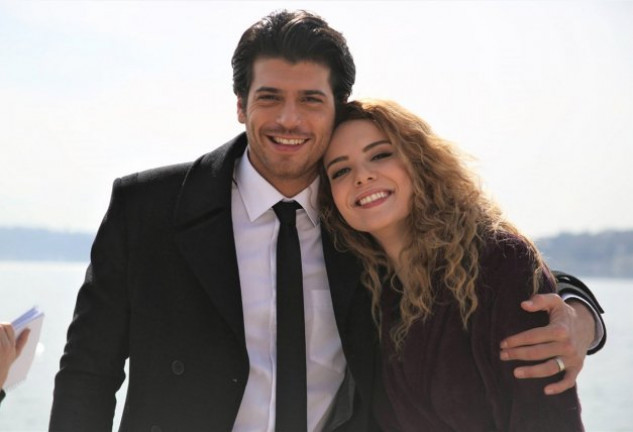 Can Yaman y Yeliz Kuvanci protagonizan 'Matrimonio por sorpresa'.