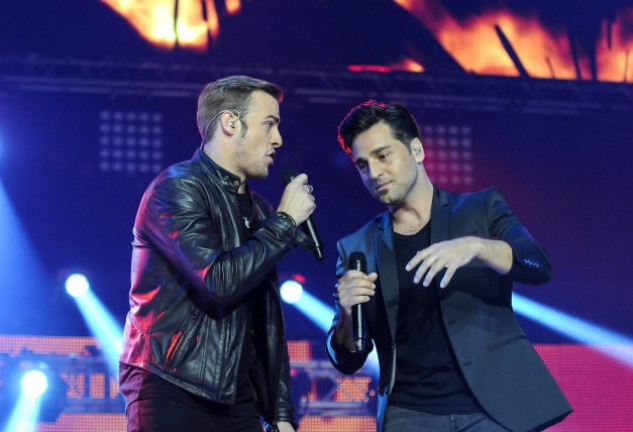 David Bustamante y Álex Casademunt cantando a dúo 'Dos hombres y un destino' en el concierto de 'OT: el reencuentro'.