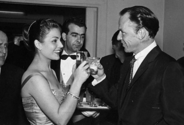 Entre ella y Frank Sinatra hubo química, pero las adicciones del cantante y actor destruyeron la magia.