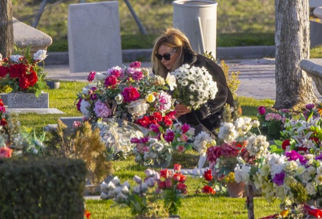 Ana lleva flores a la tumba de su hijo cada mes sin falta.