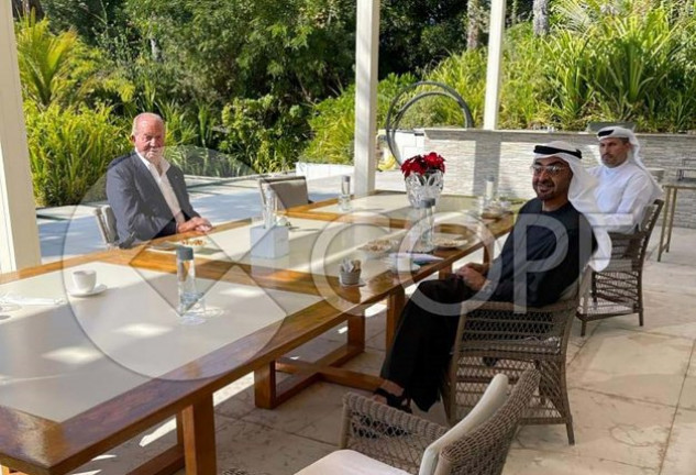 Don Juan Carlos con el príncipe heredero de Abu Dabi y otro alto mandatario del país.