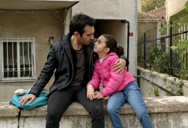 Demir y Öykü son los protagonistas principales de la serie.