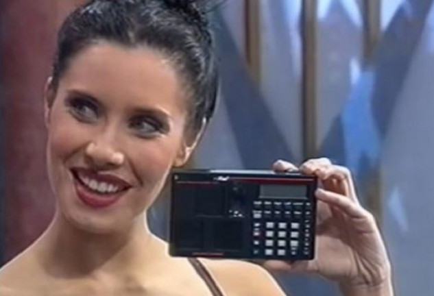 Una jovencísima Pilar Rubio, como azafata de 'El precio justo'.