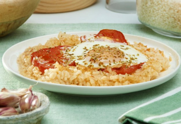 arroz-fa-cil-al-horno-con-tomate-y-huevo