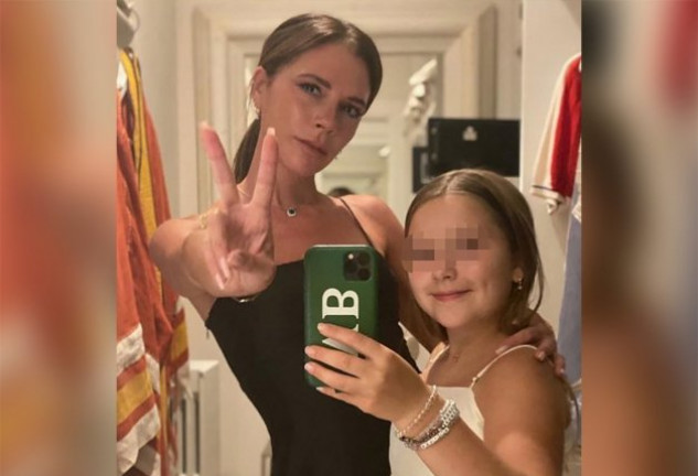 Madre e hija, en una “selfie” tomada en la tienda de Victoria.