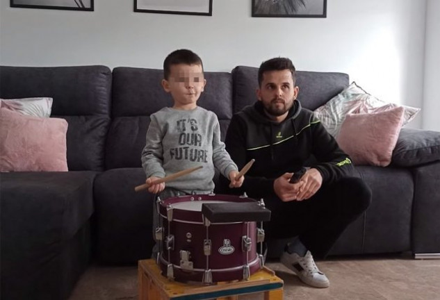 Hugo Molina vuelve a sorprendernos con su don tocando el tambor.