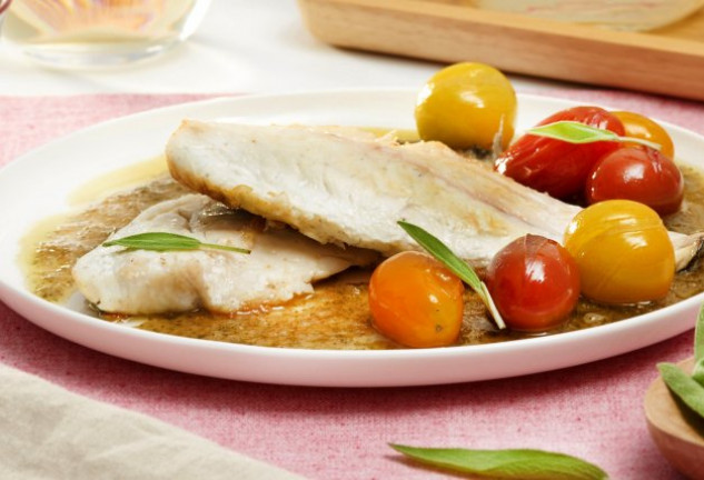 filetes-de-dorada-con-crema-de-salvia-y-tomates